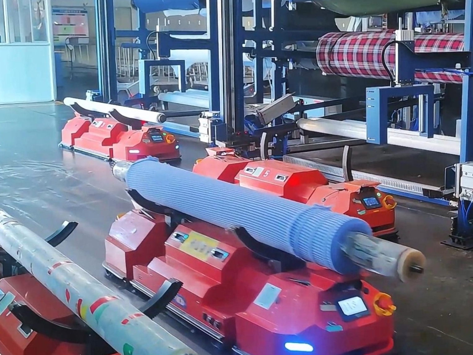 專(zhuān)為紡織業(yè)搬運(yùn)而研發(fā)，快捷落布式搬運(yùn)機(jī)器人，更靈活更便捷！